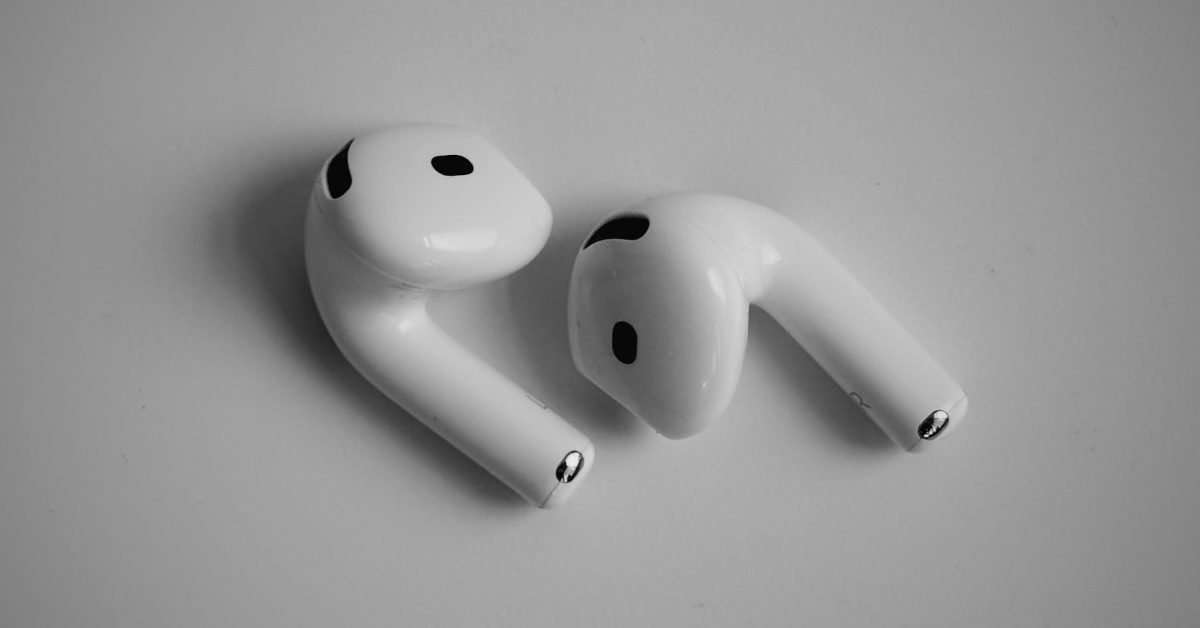 AirPods 4: эволюция во всем Новые AirPods демонстрируют существенные улучшения по всем характеристикам. Звучание стало более сбалансированным с улучшенной детализацией в среднем и высоком диапазонах. Система активного шумоподавления эффективнее борется с ф