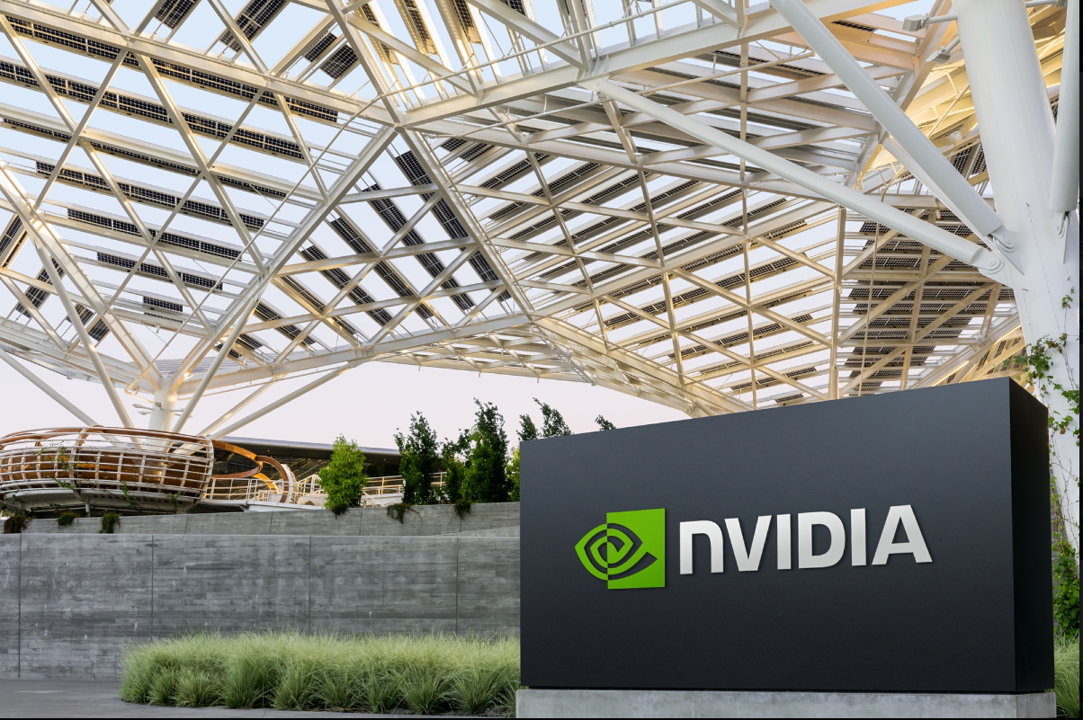 NVIDIA: рекордная выручка в третьем квартале 2025 финансового года Выручка NVIDIA в третьем квартале достигла $18,12 млрд, увеличившись на 206% по сравнению с аналогичным периодом прошлого года. Валовая прибыль составила 74% против 53,6% год