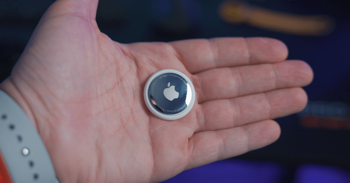 Ожидаемые нововведения в AirTag 2 Apple планирует выпустить второе поколение поисковых меток AirTag с улучшенными функциями безопасности и расширенными возможностями отслеживания. Новое устройство получит более точное определение местоположения и усовершенствованную защиту от несанк
