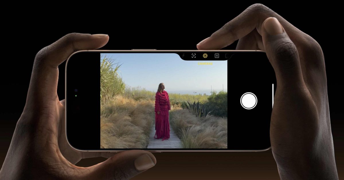Управление камерой iPhone 16 станет проще Apple планирует оптимизировать интерфейс камеры в iPhone 16, сделав его более интуитивным и удобным. Основные элементы управления будут перемещены в нижнюю часть экрана, что позволит легко дотягиваться до них большим пальцем.