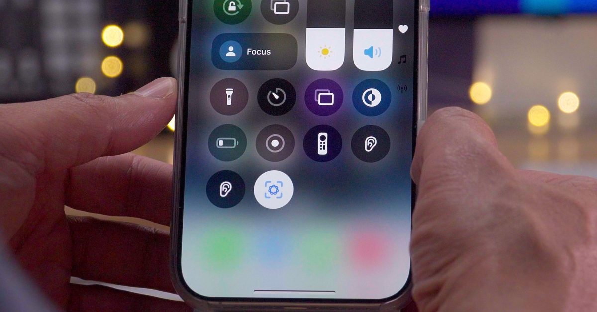 Apple тестирует новый интерфейс управления и навигации Apple работает над обновлением интерфейса iOS, объединяющим Центр управления с системой визуального интеллекта. Новая концепция предполагает более плавную навигацию между элементами управления. Компания также тестирует улучшенные жесты для вза