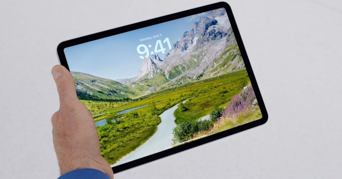 iPad как рабочий инструмент: ключевые преимущества iPadOS Операционная система iPadOS предлагает уникальные возможности, которые делают iPad эффективным инструментом для работы. Многозадачность реализована через удобное разделение экрана: можно одновременно работать с двумя приложениями, перета