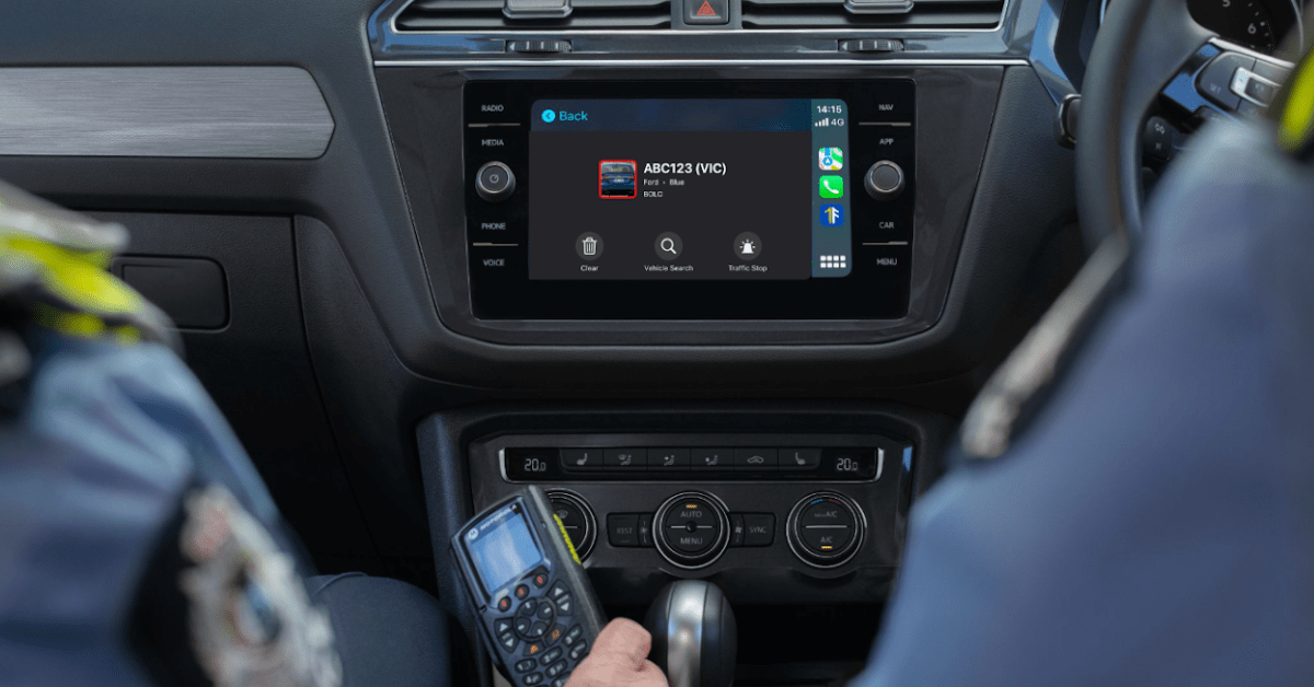 Полиция Австралии внедряет CarPlay в патрульные автомобили Полиция австралийского штата Виктория оснастила свои патрульные автомобили системой Apple CarPlay. Это позволило интегрировать полицейские приложения в бортовую информационную систему и сделать работу офицеров более эффективной