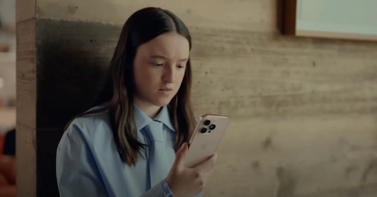 Apple представила обновление Siri с расширенными возможностями Компания Apple анонсировала важное обновление голосового помощника Siri, которое существенно повысит его функциональность. Новая версия позволит пользователям выполнять более сложные задачи и получать более точные ответы на запросы. Это обновление