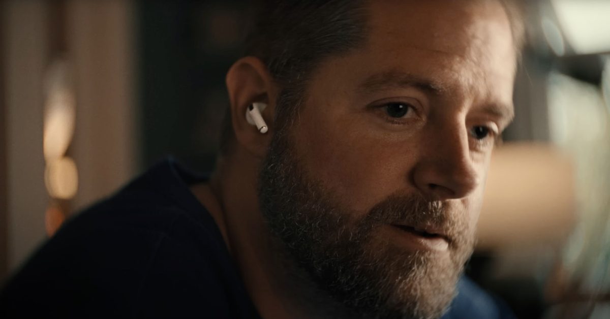 Apple разрабатывает функцию синхронного перевода для AirPods В следующей версии операционной системы iOS 19 компания Apple планирует представить новую функцию для наушников AirPods. Она позволит пользователям в реальном времени переводить речь собеседника на выбранный язык. Перевод будет ос