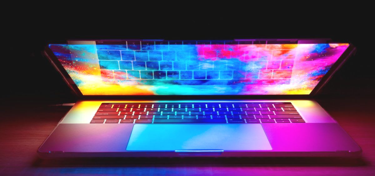 Переработанный MacBook Pro с OLED станет «намного легче»: отчет